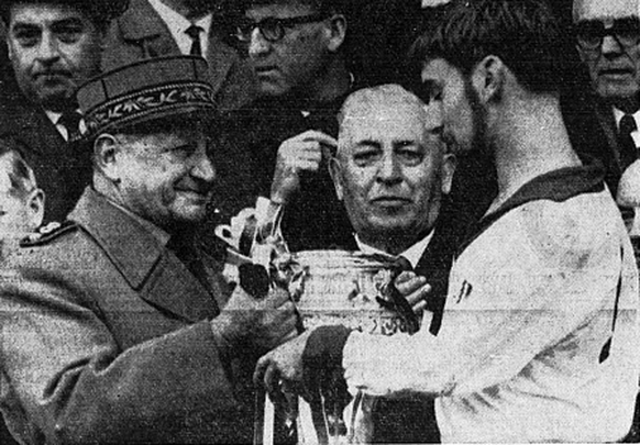 Der Beginn des Mythos: Oberstkorpskommandant Frick überreicht Sion-Captain Georgy 1965 den Pokal.