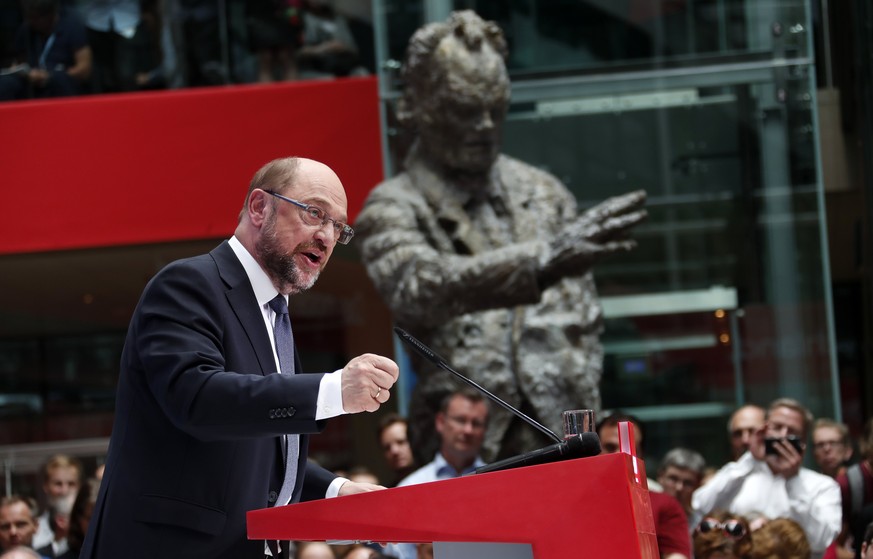 epa06090674 The leader of the Social Democratic Party (SPD) and candidate for the German Chancellor post, Martin Schulz addresses the audience during his speech on a better Europe, in Berlin, Germany, ...