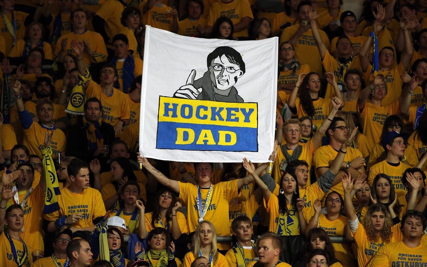 Die Fans des HC Davos mit einem Plakat mit HC Davos Cheftrainer Arno Del Curto waehrend dem Eishockey-Meisterschaftsspiel der National League A zwischen den Kloten Flyers und dem HC Davos am Freitag,  ...