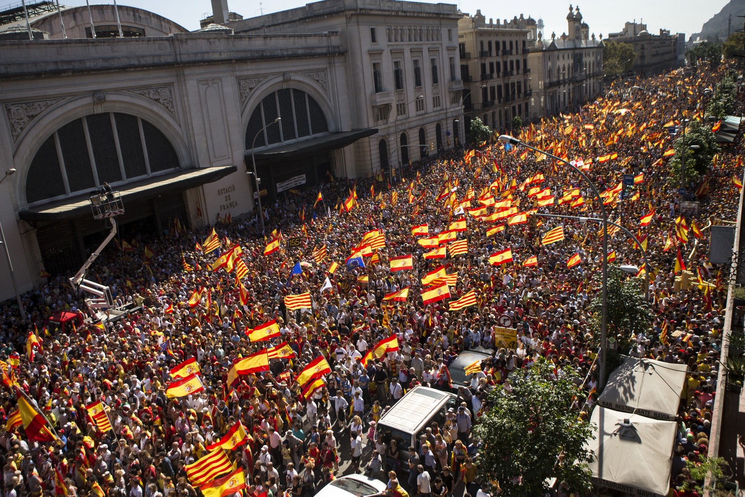 epa06252471 People with Spanish and Catalan flags gather during the rally called by Societat Civil Catalana (Civil Catalan Society) in downtown Barcelona, Spain, 08 October 2017, to support the unity  ...