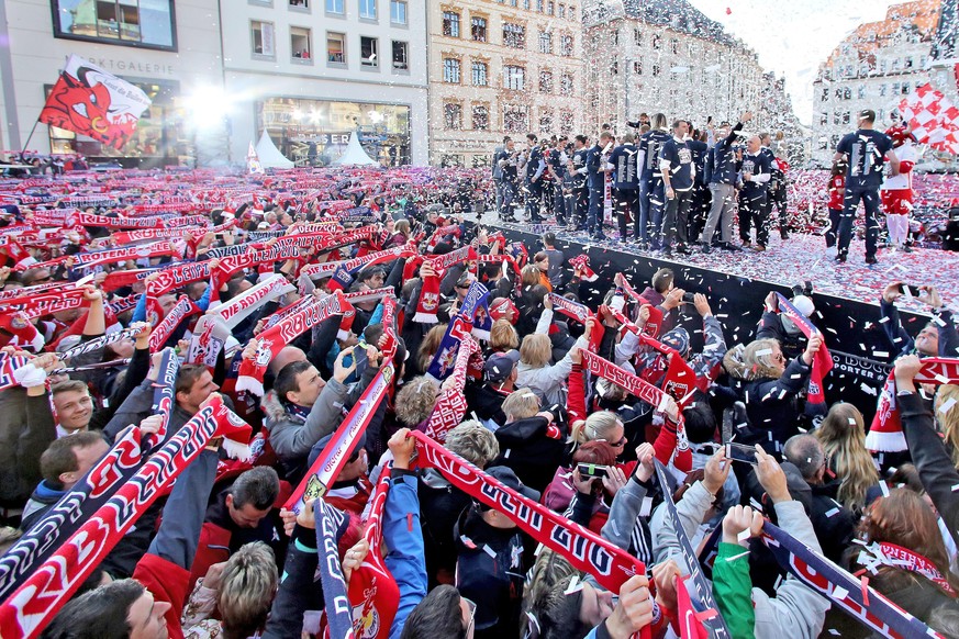 epa05310514 Fans of RB Leipzig celebrating their teams ascent to the first Bundesliga on the market square in Leipzig, Germany, 16 May 2016. EPA/Jan Woitas