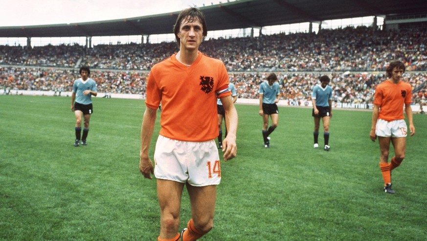 Johan Cruyff ist einer der besten Spielmacher der Fussballgeschichte. Der Niederländer spielte lange für Ajax, wechselte dann zu Barcelona, wo er siche ebenfalls pudelwohl fühlte. Der Vizeweltmeister  ...