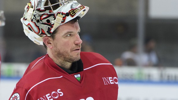 Le gardien lausannois Cristobal Huet, droite, montre sa deception a la fin du match du championnat suisse de hockey sur glace de National League LNA, entre le Lausanne Hockey Club, LHC, et le Geneve-S ...