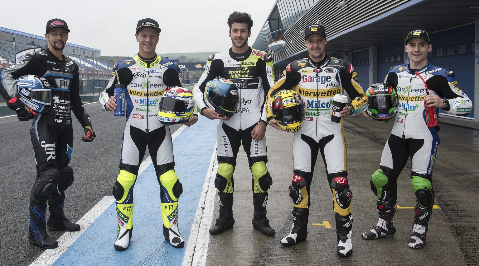 Hinter vielen Sponsoren-Logos verdeckt, finden wir die fünf Schweizer Moto2-Fahrer: Randy Krummenacher, Dominique Aegerter, Jesko Raffin, Tom Lüthi und Robin Mulhauser (von links).