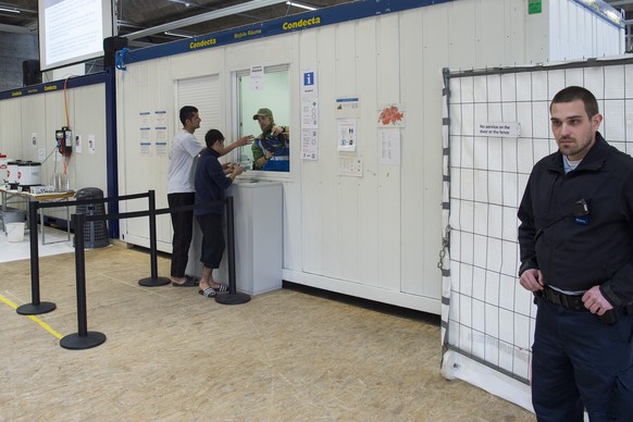 Asylsuchende&nbsp;am Helpdesk des Bundesasylzentrums Thun.