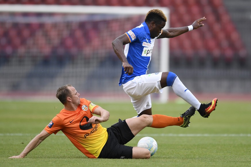 epa05435332 KR Reykjavik defender Indridi Sigurdsson, left, fights for the ball against Grasshopper Club Zuerich forward Ridge Munsy, right, during the UEFA Europa League second leg of the second qual ...