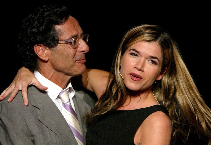 Roger Schawinski als Geschäftsführer von Sat1 mit Harald Schmidts erfolgloser Late-Night-Nachfolgerin Anke Engelke bei einer Premiere im Düsseldorfer Schauspielhaus im Jahr 2004. (KEYSTONE/EPA/DPA/Joe ...