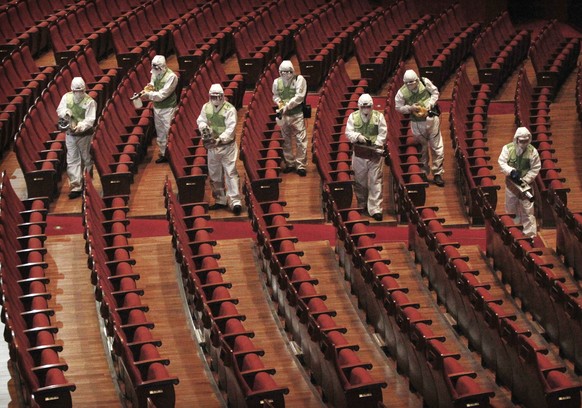 Arbeiter in Schutzanzügen desinfizieren im Sommer 2015 ein Kulturzentrum in der südkoreanischen Hauptstadt Seoul.&nbsp;