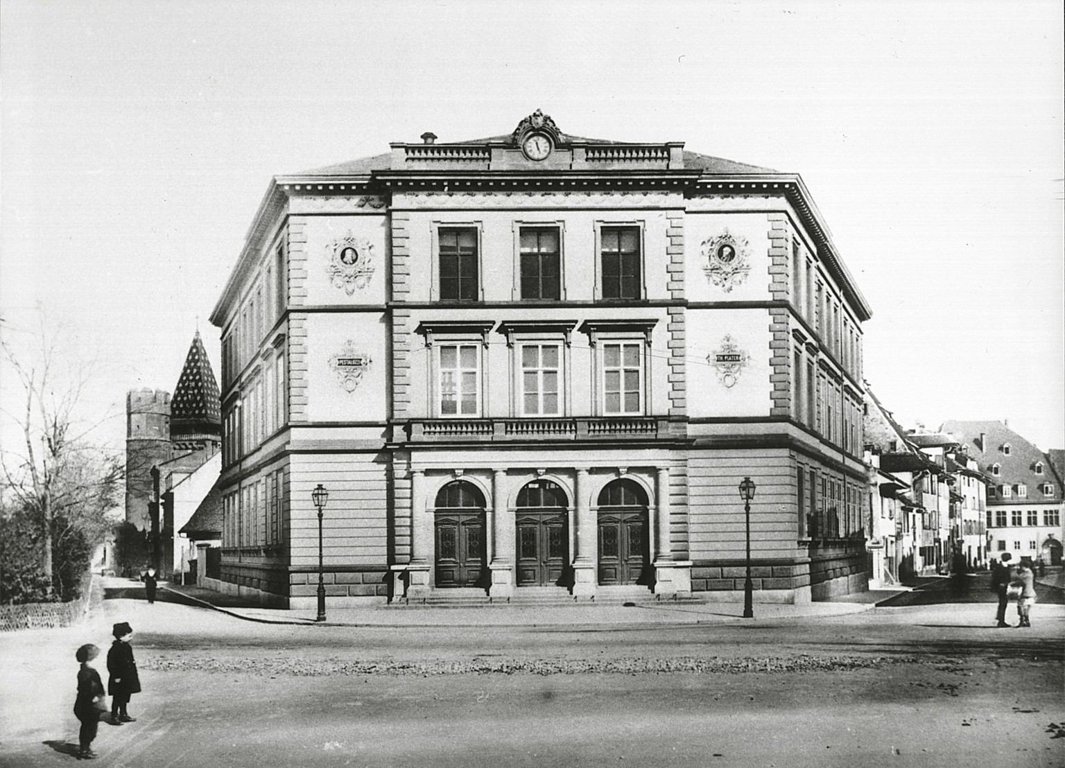 Eine Aufnahme um 1870 –1887 mit dem Spalentor links im Hintergrund.