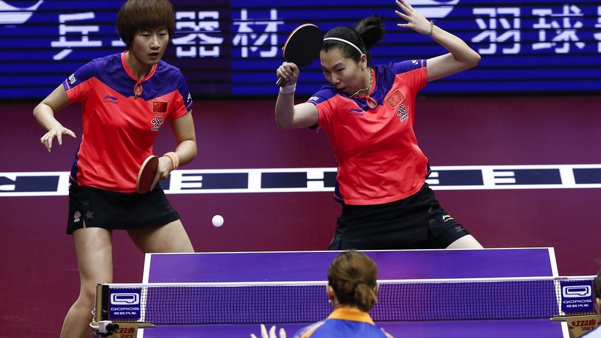 epa04730837 Ding Ning (top L) and Li Xiaoxia (top R) of China in action against Li Jie (bottom L) of the Netherlands and Li Qian (bottom R) of Poland in the semifinals match of the Women&#039;s Double ...