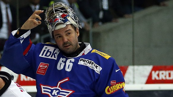 Kloten Flyers Torhueter Ronnie Rueeger richtet die Maske nachdem er den dritten Treffer zum 1-3 erhalten hat waehrend dem Eishockey-Meisterschaftsspiel der National League A zwischen den Kloten Flyers ...