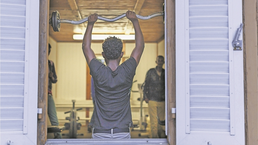 Junger Eritreer beim Training im Testzentrum Juchhof in Zürich Altstetten.