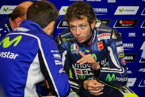 Weiter und weiter und weiter: Valentino Rossi sitzt auch die kommenden zwei Jahre auf dem Feuerstuhl.