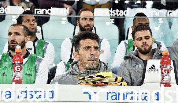 epa05947276 Juventus&#039; goalkeeper Gianluigi Buffon (C) sits on the bench during the Italian Serie A soccer match between Juventus FC and Torino FC at Juventus Stadium in Turin, Italy, 06 May 2017. ...