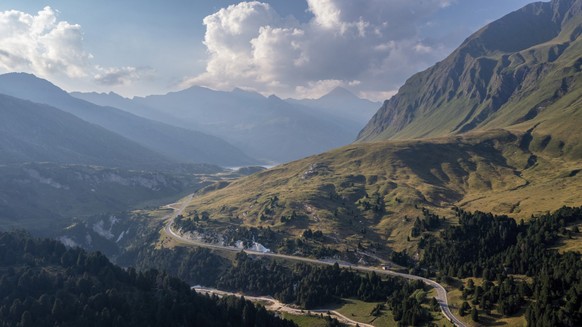 Nachrichten Linkding Aerial view towards the Lukmanier Pass, a mountain pass in the Swiss Alps in the canton of Graubunden. A rocky ridge on the right leads the eye towards the road that flows sinuously in the valley. xkw ...