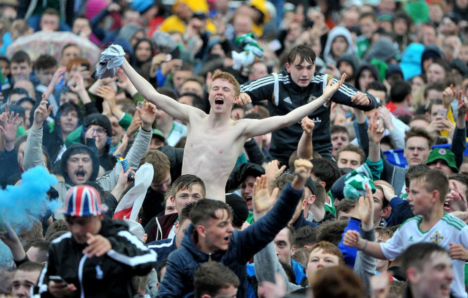 Der strömende Regen kann den nordirischen Fans in Belfast nichts anhaben.