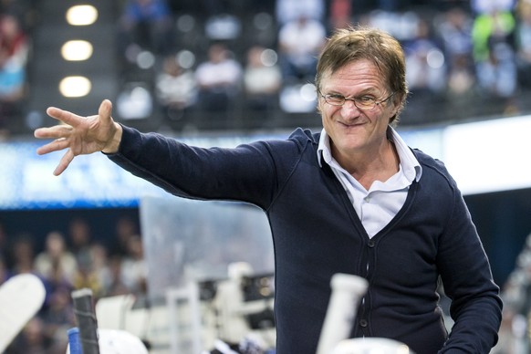 Davos Cheftrainer Arno Del Curto beim Eishockeyspiel der National League zwischen dem EV Zug und dem HC Davos am Samstag, 23. September 2017, in der Bossard Arena in Zug. (KEYSTONE/Alexandra Wey)