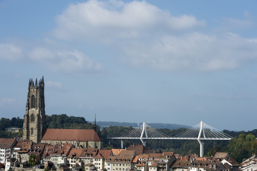 Le Pont de la Poya photographie derriere la vieille ville et la cathedrale Saint Nicolas ce jeudi 2 octobre 2014 a Fribourg. D'une longueur de 851,6 metres, le Pont de la Poya sera ouvert a la ci ...