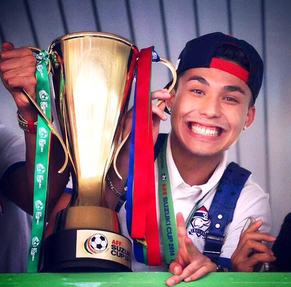 Chappuis mit dem Pokal des Südostasienmeisters.