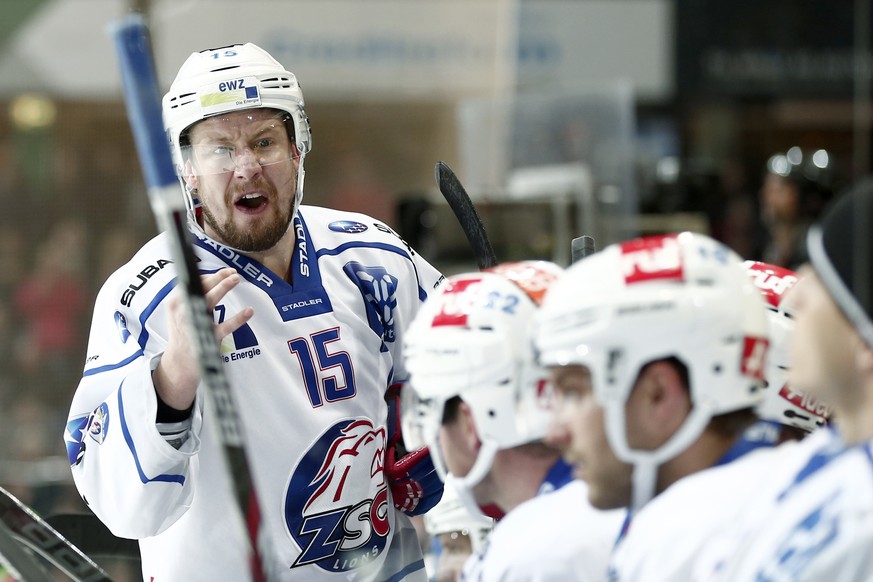 ARCHIV --- ZUR VERTRAGSVERLAENGERUNG VON ZSC-SPIELER MATHIAS SEGER STELLEN WIR IHNEN FOLGENDES BILD ZUR VERFUEGUNG --- Zuerichs Mathias Seger schimpft mit seinen Teamkollegen im Eishockey-Meisterschaf ...