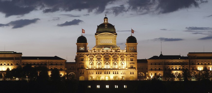Gewitterwolken ziehen am Montag, 30. Mai 2011 ueber das Bundeshaus in Bern. (KEYSTONE/Peter Klaunzer)