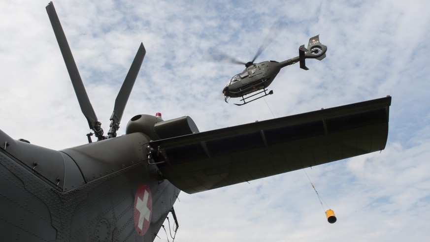Angehoerige der Armee sammeln die Munitionsreste mit einem Helikopter auf einer der groessten Truppenschiessplatzes der Schweizer Armee ein, aufgenommen am Mittwoch, 17. August 2016 auf der Schwaegalp ...