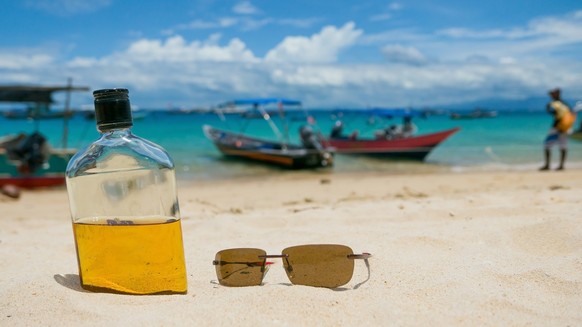 whisky whiskey rum strand sonnenbrille tropen ferien alkohol trinken spirituosen drinks trinken