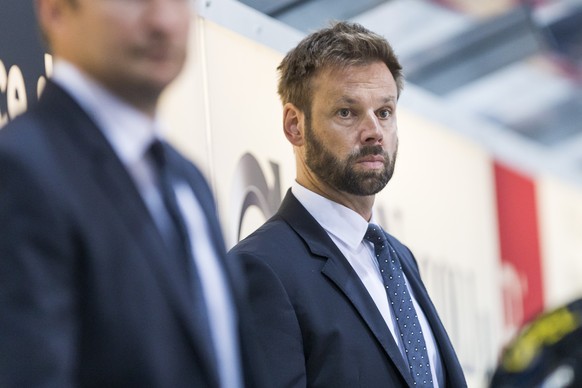 L&#039;entraineur fribourgeois Gerd Zenhaeusern lors de la rencontre du championnat suisse de hockey sur glace de National League, LNA, entre le HC Fribourg-Gotteron et le HC Bienne, ce vendredi, 16 s ...