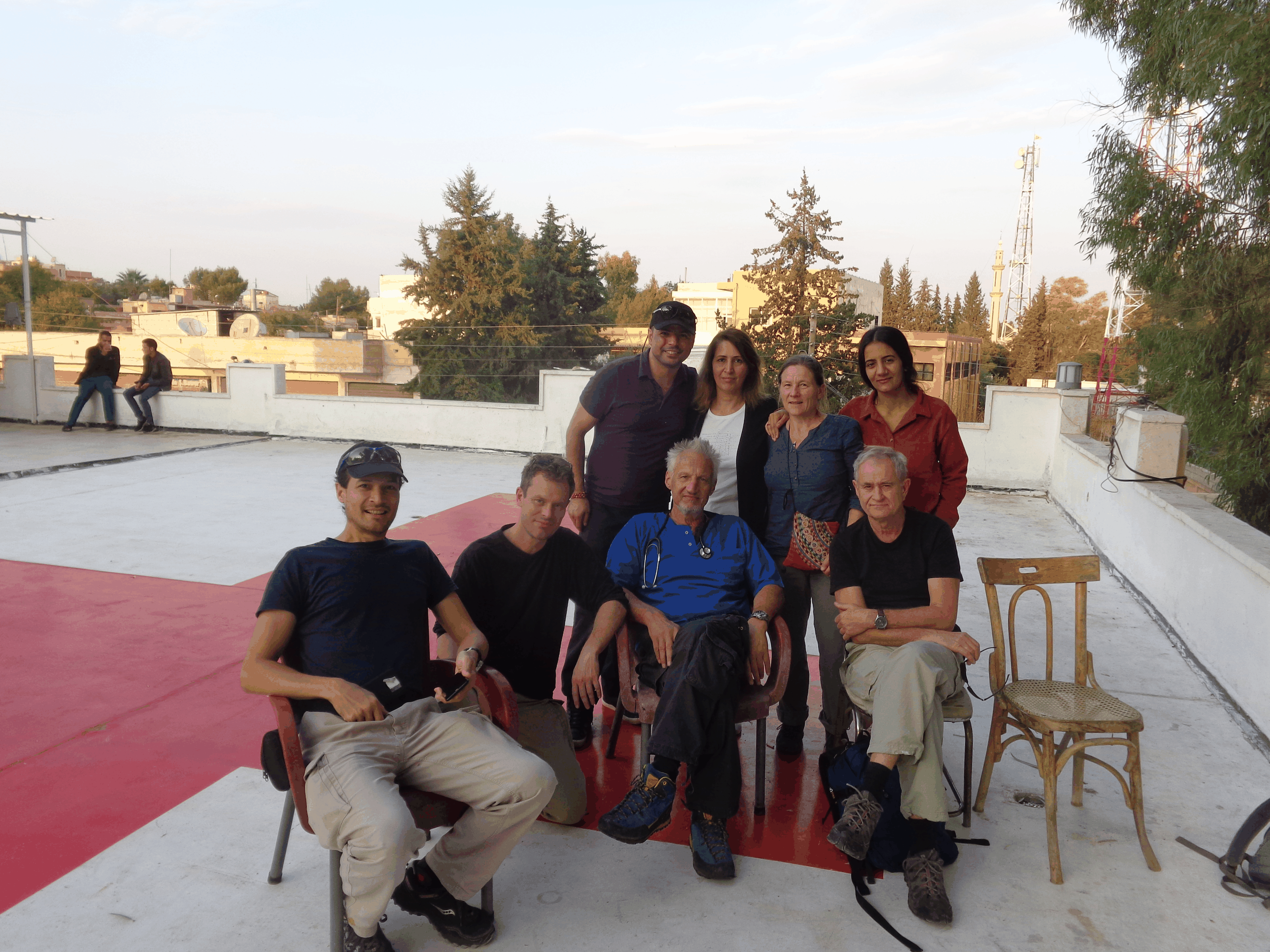 Maja Hess (hinten 2. von rechts) mit der internationalen Ärztedelegation in Tell Tamir.