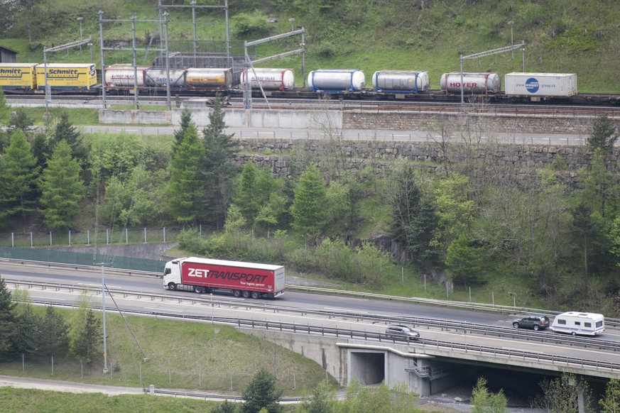 ARCHIVBILD ZUR MELDUNG DES BAV, DASS DIE VERLAGERUNG DES SCHWERVERKEHRS AM GOTTHARD AUF DIE SCHIENE FUNKTIONIERE, AM DONNERSTAG, 23. MAERZ 2017 - Ein Lastwagen faehrt auf der Autobahn A-2; und ein Gue ...