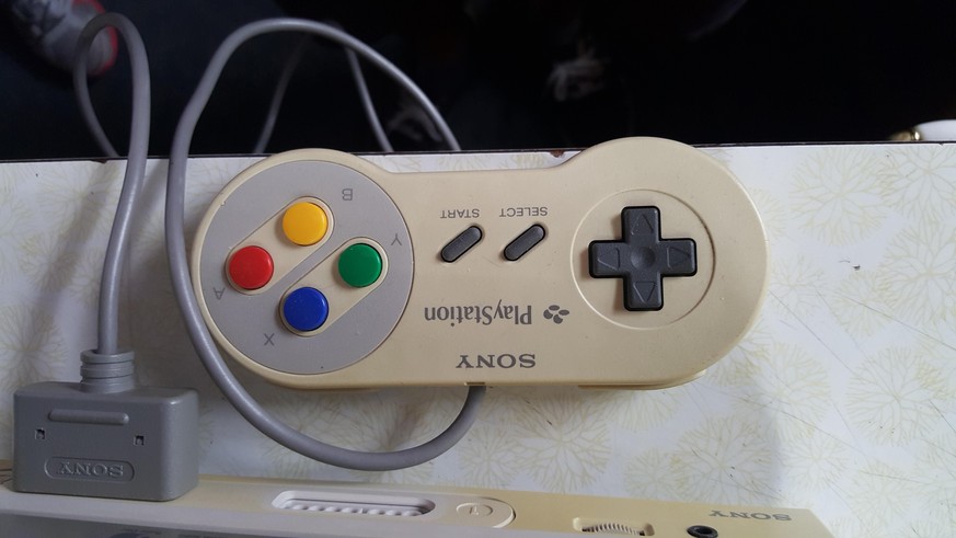 Ein SNES-Controller mit Playstation-Schriftzug.