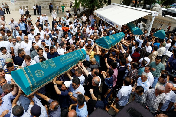 Opfer der Anschläge werden am 30. Juni in Istanbul beerdigt.