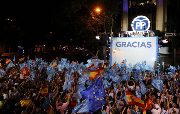 «Danke»: Rajoy sprach von einer sechs Meter hohen Bühne zu seinen Anhängern. Er hofft darauf, als stärkste Kraft eine Minderheitsregierung bilden zu können.