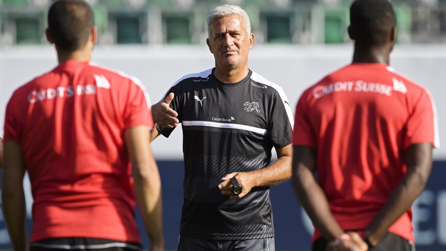 epa06171962 Swiss national soccer team&#039;s head coach Vladimir Petkovic (C) leads his team&#039;s training session in St. Gallen, Switzerland, 30 August 2017. Switzerland will face Andorra in the F ...