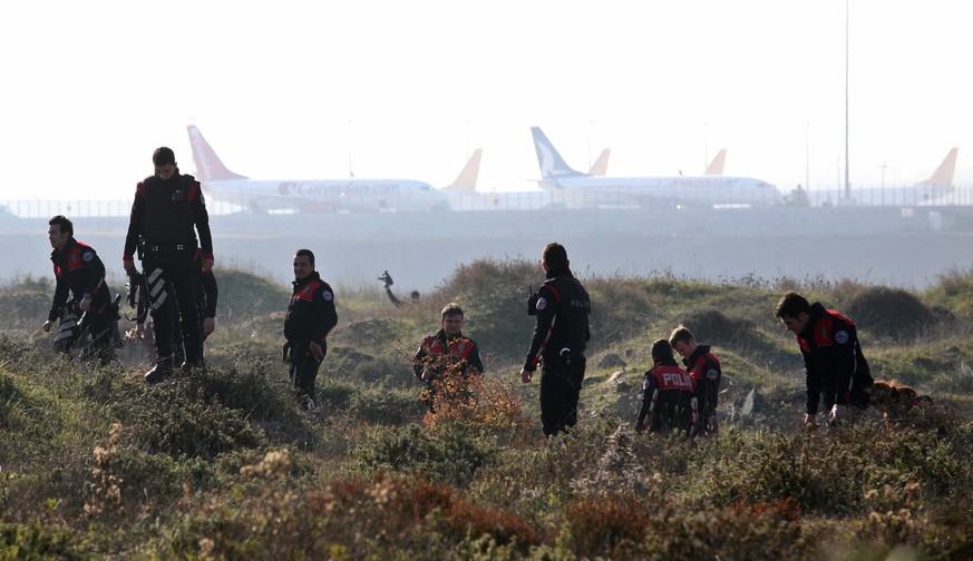 Die türkische Polizei durchkämmt das Gelände rund um den Flughafen