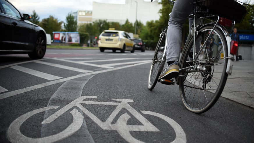 ARCHIV - Ein Fahrradfahrer fährt am 09.09.2015 in Berlin über den Radweg am Moritzplatz. Der rot-rot-grüne Koalitionsvertrag hat die Berliner Fahrrad-Fans jubeln lassen. (zu dpa &quot;Fahrrad-Volksent ...