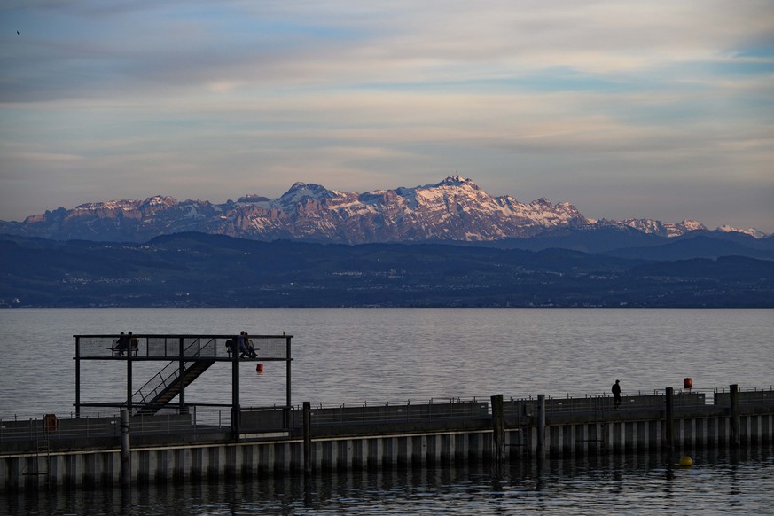 ARCHIV --- Blick auf den Saentis und das Schweizer Bodenseeufer, aufgenommen am Samstag, 21. Mai 2016, in Friedrichshafen. Die Stimmberechtigten der Kantone St. Gallen und Thurgau haben am Sonntag, 5. ...