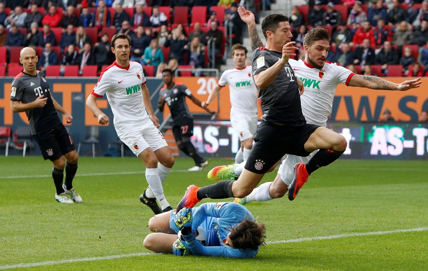 Football Soccer - FC Augsburg v Bayern Munich - German Bundesliga - WWK Arena, Augsburg, Germany - 29/10/16 - Augsburg&#039;s Konstantinos Stafylidis (R) in action with Bayern Munich&#039;s Robert Lew ...