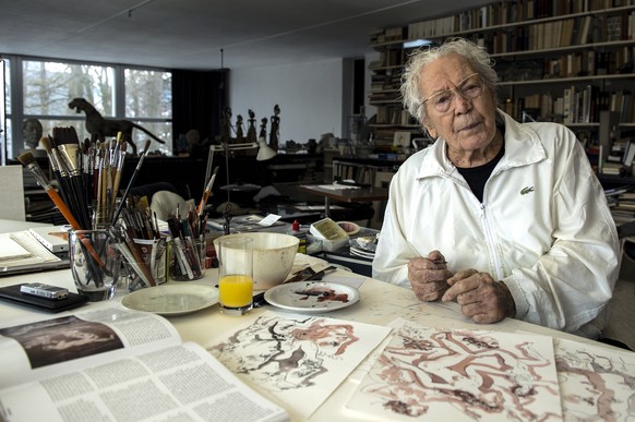 Der international bekannte Schweizer Maler, Grafiker und Bildhauer&nbsp;Hans Erni in seinem Atelier.