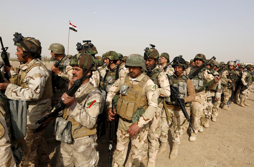 Iraqi security forces wait for vehicles travelling to Mosul to fight against militants of Islamic State at an Iraqi army base in Camp Taji in Baghdad, February 21, 2016. REUTERS/Ahmed Saad/File Photo