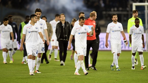 Die FCZ-Spieler trotten nach dem besiegelten Abstieg enttäuscht von dannen.