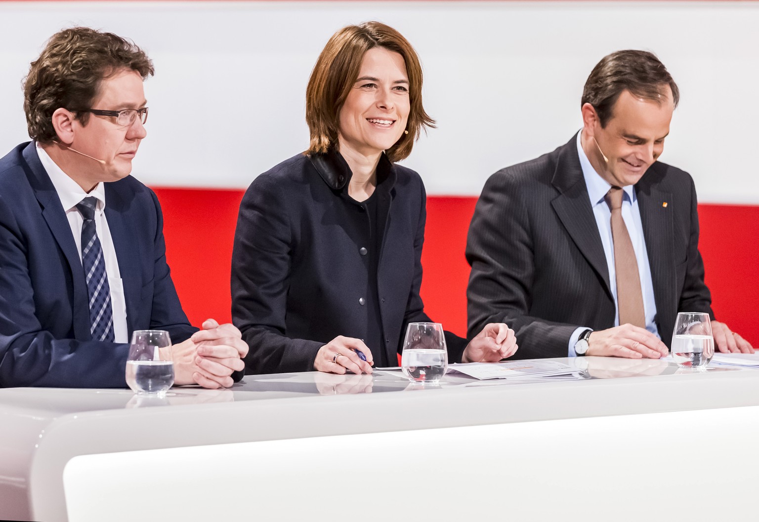 Albert Roesti, SVP, Petra Goessi, FDP, Gerhard Pfister, CVP, von links, kurz vor Beginn der &quot;Elefantenrunde&quot; der Parteipraesidenten zum Ergebnis der Atomausstiegsinitiative, am Sonntag, 27.  ...