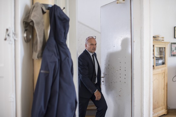 Stadtrat Filippo Leutenegger betritt die Medienkonferenz anlaesslich seiner Kandidatur fuer das Stadtpraesidium, aufgenommen am Montag, 10. Juli 2017 in Zuerich. (KEYSTONE/Ennio Leanza)