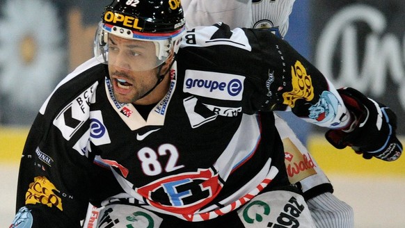 Der Zuger Fabian Schnyder, rechts, und der Fribourger Michael Ngoy, links, kaempfen um den Puck, beim Eishockey Meisterschaftsspiel der National League A zwischen dem HC Fribourg-Gotteron und dem EV Z ...