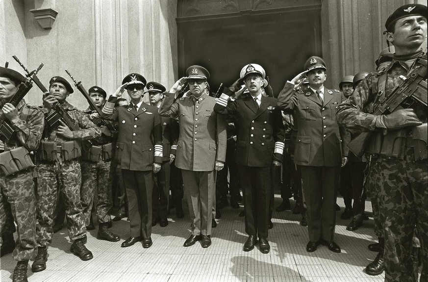 18. September 1973: Der blutige Putsch, der die Präsidentschaft des demokratisch gewählten Sozialisten Salvador Allende beendete und General Augusto Pinochet (zweiter von links) an die Spitze Chiles b ...