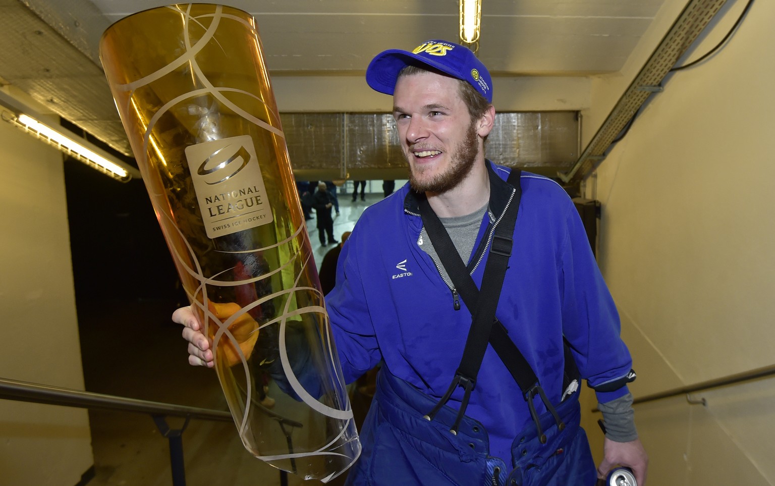 11.04.2015; Zuerich; Eishockey - Meisterfeier HC Davos; Torhueter Leonardo Genoni (HC Davos) mit dem Pokal (Pius Koller/freshfocus)