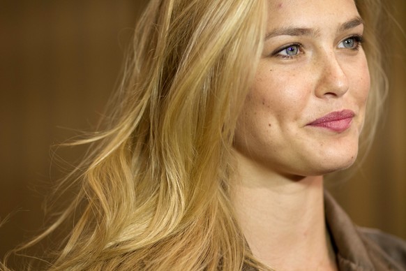 FILE - In this May 1, 2012 photo file photo, Israeli model Bar Refaeli plays a seductress on a film set in Eilat, southern Israel. When supermodel Bar Refaeli ties the knot in a lavish star-studded ce ...