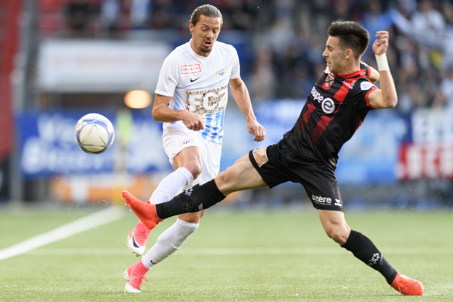 Le joueur Zuerichois Andrian Winter, gauche, lutte pour le ballon avec le joueur neuchatelois Michael Goncalvez, droite, lors de la rencontre de football de Challenge League entre le Neuchatel Xamax F ...