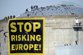 Das Atomkraftwerk Fessenheim: hier bei einer Protestaktion von Greenpeace.