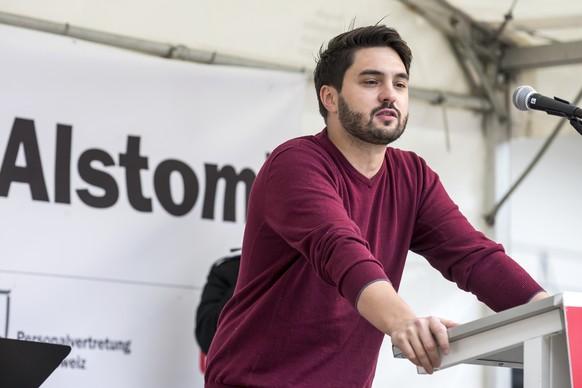 Cedric Wermuth, Nationalrat SP, spricht an der Solidaritaetsveranstaltung fuer General Electric GE Angestellte und Demonstration gegen Stellenabbau bei Alstom am Samstag, 23. Januar 2016, in Baden. Na ...